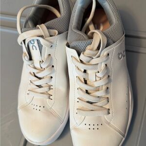 On Running Women's The Roger Advantage Cream and Gray Sneakers